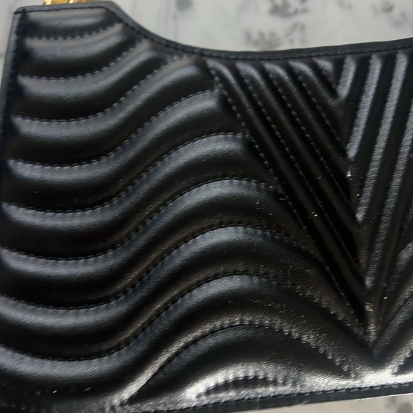 Black purse with gold handle - Picture 2 of 3